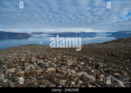 BASE AÉRIENNE DE THULE, Groenland – le fjord Wolstenholme, situé à 750 milles au nord du cercle arctique près de la base aérienne de Thule, Groenland, est le seul endroit sur terre où quatre glaciers actifs se rejoignent, le 10 août 2022. Le radar d'alerte précoce amélioré, exploité par l'escadron d'alerte spatiale 12th sous le delta spatial 4 - alerte missile, surplombe le fjord. 12 SWS fait partie du réseau intégré d'alerte tactique et d'évaluation des attaques, qui fournit un avertissement précoce des lancements de missiles balistiques aux autorités de commandement nationales par l'intermédiaire du Centre d'alerte aux missiles et du Commandement de la défense aérospatiale de l'Amérique du Nord. Banque D'Images