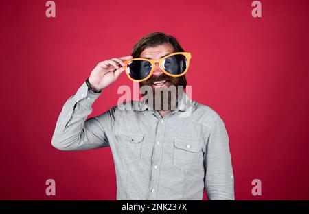 fêtez cet anniversaire. fêtez votre anniversaire. un homme taille basse avec une barbe et une moustache portant des lunettes. le concept des vacances. passez des vacances joyeuses. amusez-vous Banque D'Images