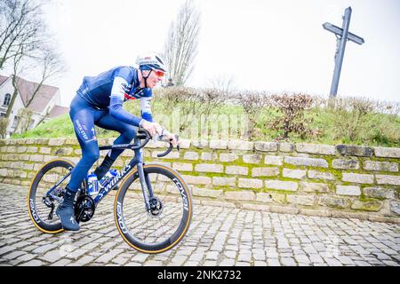 Le Belge Tim Declercq de Soudal Quick-Step photographié en action lors de la reconnaissance de la piste de la course cycliste d'une journée de ce week-end Omloop Het Nieuwsblad, jeudi 23 février 2023. BELGA PHOTO JASPER JACOBS Banque D'Images