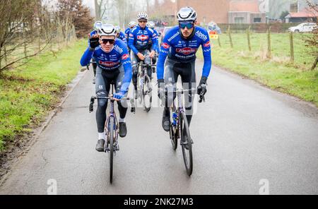 Pilotes d'Alpecin-Deceuninck photographiés en action lors de la reconnaissance de la piste de la course cycliste d'une journée de ce week-end Omloop Het Nieuwsblad, jeudi 23 février 2023. BELGA PHOTO JASPER JACOBS Banque D'Images