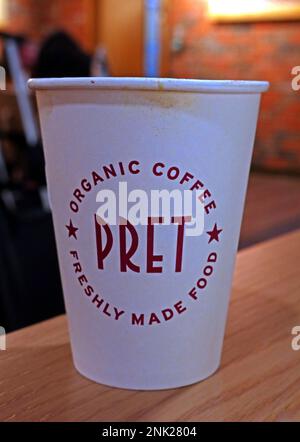 Dégustez une tasse de café biologique Manger, fraîchement préparée, dans un point de vente de l'aéroport international de Manchester, en Angleterre, au Royaume-Uni Banque D'Images