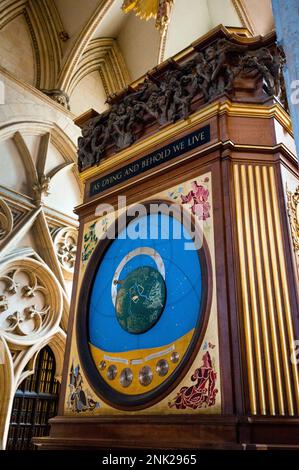 Mémorial de l'horloge astronomique de York Minster aux aviateurs opérant à partir de bases dans le Yorkshire, Durham et Northumberland tués au combat pendant la seconde Guerre mondiale. Banque D'Images