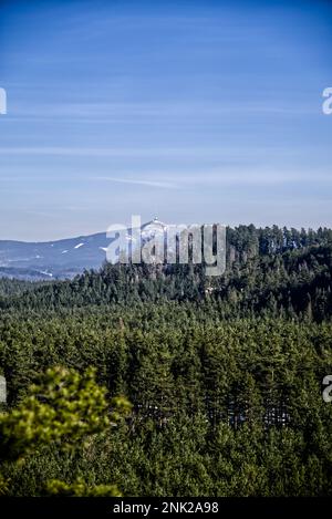 Célèbre bâtiment en haut de la montagne de la Jested, Liberec, république Tchèque. Hôtel et bâtiment de radiodiffusion sur le sommet de Jested peek, Jizera montagnes. Banque D'Images