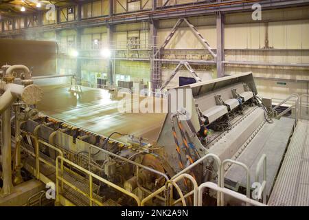 La machine dans une usine de papier. Banque D'Images