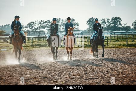 Equestrian, groupe et femmes sur un cheval pour le sport, l'entraînement et le spectacle à la ferme en Suisse. Apprentissage, leçons et équitation pour les filles pour une course Banque D'Images