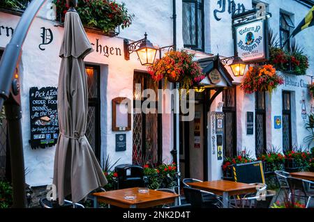 Le Black Boy Inn de Caernarfon construit en 1522 est l'une des plus anciennes auberges du Nord du pays de Galles. Banque D'Images