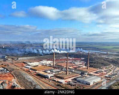 Whittlesey, Royaume-Uni. 21st févr. 2023. Le roi de Forterra's Dyke Brickworks, à la périphérie de Whittlesey (Whittlesea), près de Peterborough à Cambridgeshire. Le brickworks a maintenant les quatre fours à travailler, avec de la fumée suintant des 3 cheminées (une cheminée sert 2 fours), et l'entreprise produira plus de 3 millions de briques par semaine. Anciennement détenu par la London Brick Company, le brickyard a produit à l'origine environ 1 1/4 millions de briques par semaine, mais cette augmentation à plus de 3 millions de briques par semaine signifie que l'entreprise sera très occupée. Crédit : Paul Marriott/Alay Live News Banque D'Images