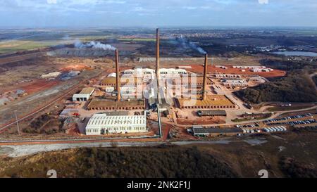 Whittlesey, Royaume-Uni. 21st févr. 2023. Le roi de Forterra's Dyke Brickworks, à la périphérie de Whittlesey (Whittlesea), près de Peterborough à Cambridgeshire. Le brickworks a maintenant les quatre fours à travailler, avec de la fumée suintant des 3 cheminées (une cheminée sert 2 fours), et l'entreprise produira plus de 3 millions de briques par semaine. Anciennement détenu par la London Brick Company, le brickyard a produit à l'origine environ 1 1/4 millions de briques par semaine, mais cette augmentation à plus de 3 millions de briques par semaine signifie que l'entreprise sera très occupée. Crédit : Paul Marriott/Alay Live News Banque D'Images