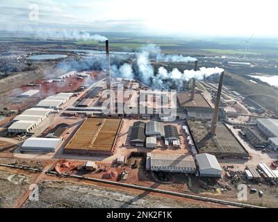 Whittlesey, Royaume-Uni. 21st févr. 2023. Le roi de Forterra's Dyke Brickworks, à la périphérie de Whittlesey (Whittlesea), près de Peterborough à Cambridgeshire. Le brickworks a maintenant les quatre fours à travailler, avec de la fumée suintant des 3 cheminées (une cheminée sert 2 fours), et l'entreprise produira plus de 3 millions de briques par semaine. Anciennement détenu par la London Brick Company, le brickyard a produit à l'origine environ 1 1/4 millions de briques par semaine, mais cette augmentation à plus de 3 millions de briques par semaine signifie que l'entreprise sera très occupée. Crédit : Paul Marriott/Alay Live News Banque D'Images