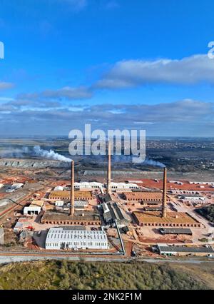 Whittlesey, Royaume-Uni. 21st févr. 2023. Le roi de Forterra's Dyke Brickworks, à la périphérie de Whittlesey (Whittlesea), près de Peterborough à Cambridgeshire. Le brickworks a maintenant les quatre fours à travailler, avec de la fumée suintant des 3 cheminées (une cheminée sert 2 fours), et l'entreprise produira plus de 3 millions de briques par semaine. Anciennement détenu par la London Brick Company, le brickyard a produit à l'origine environ 1 1/4 millions de briques par semaine, mais cette augmentation à plus de 3 millions de briques par semaine signifie que l'entreprise sera très occupée. Crédit : Paul Marriott/Alay Live News Banque D'Images