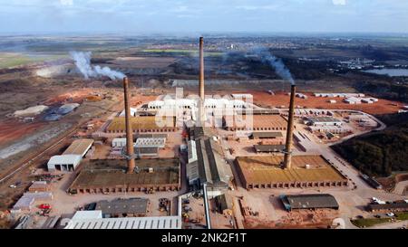 Whittlesey, Royaume-Uni. 21st févr. 2023. Le roi de Forterra's Dyke Brickworks, à la périphérie de Whittlesey (Whittlesea), près de Peterborough à Cambridgeshire. Le brickworks a maintenant les quatre fours à travailler, avec de la fumée suintant des 3 cheminées (une cheminée sert 2 fours), et l'entreprise produira plus de 3 millions de briques par semaine. Anciennement détenu par la London Brick Company, le brickyard a produit à l'origine environ 1 1/4 millions de briques par semaine, mais cette augmentation à plus de 3 millions de briques par semaine signifie que l'entreprise sera très occupée. Crédit : Paul Marriott/Alay Live News Banque D'Images