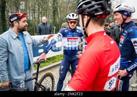 Le présentateur de télévision Pedro Elias, le belge Yves Lampaert de Soudal Quick-Step, le belge Tim Declercq de Soudal Quick-Step et Jens Debusschere photographiés lors de la reconnaissance de la piste de la course cycliste d'une journée Omloop Het Nieuwsblad, jeudi 23 février 2023. BELGA PHOTO JASPER JACOBS Banque D'Images