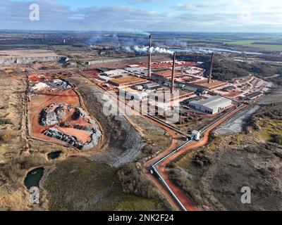 Whittlesey, Royaume-Uni. 21st févr. 2023. Le roi de Forterra's Dyke Brickworks, à la périphérie de Whittlesey (Whittlesea), près de Peterborough à Cambridgeshire. Le brickworks a maintenant les quatre fours à travailler, avec de la fumée suintant des 3 cheminées (une cheminée sert 2 fours), et l'entreprise produira plus de 3 millions de briques par semaine. Anciennement détenu par la London Brick Company, le brickyard a produit à l'origine environ 1 1/4 millions de briques par semaine, mais cette augmentation à plus de 3 millions de briques par semaine signifie que l'entreprise sera très occupée. Crédit : Paul Marriott/Alay Live News Banque D'Images