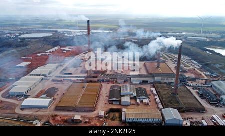 Whittlesey, Royaume-Uni. 21st févr. 2023. Le roi de Forterra's Dyke Brickworks, à la périphérie de Whittlesey (Whittlesea), près de Peterborough à Cambridgeshire. Le brickworks a maintenant les quatre fours à travailler, avec de la fumée suintant des 3 cheminées (une cheminée sert 2 fours), et l'entreprise produira plus de 3 millions de briques par semaine. Anciennement détenu par la London Brick Company, le brickyard a produit à l'origine environ 1 1/4 millions de briques par semaine, mais cette augmentation à plus de 3 millions de briques par semaine signifie que l'entreprise sera très occupée. Crédit : Paul Marriott/Alay Live News Banque D'Images