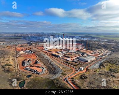 Whittlesey, Royaume-Uni. 21st févr. 2023. Le roi de Forterra's Dyke Brickworks, à la périphérie de Whittlesey (Whittlesea), près de Peterborough à Cambridgeshire. Le brickworks a maintenant les quatre fours à travailler, avec de la fumée suintant des 3 cheminées (une cheminée sert 2 fours), et l'entreprise produira plus de 3 millions de briques par semaine. Anciennement détenu par la London Brick Company, le brickyard a produit à l'origine environ 1 1/4 millions de briques par semaine, mais cette augmentation à plus de 3 millions de briques par semaine signifie que l'entreprise sera très occupée. Crédit : Paul Marriott/Alay Live News Banque D'Images