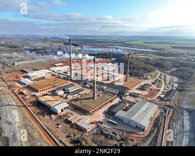 Whittlesey, Royaume-Uni. 21st févr. 2023. Le roi de Forterra's Dyke Brickworks, à la périphérie de Whittlesey (Whittlesea), près de Peterborough à Cambridgeshire. Le brickworks a maintenant les quatre fours à travailler, avec de la fumée suintant des 3 cheminées (une cheminée sert 2 fours), et l'entreprise produira plus de 3 millions de briques par semaine. Anciennement détenu par la London Brick Company, le brickyard a produit à l'origine environ 1 1/4 millions de briques par semaine, mais cette augmentation à plus de 3 millions de briques par semaine signifie que l'entreprise sera très occupée. Crédit : Paul Marriott/Alay Live News Banque D'Images