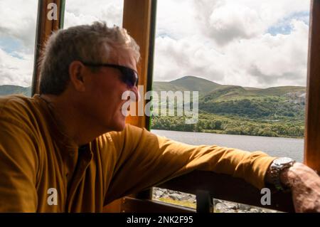 Le chemin de fer du lac Llanberis longe la rive nord de Llyn Paryrst, un lac de forme glaciaire au pays de Galles. Banque D'Images