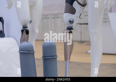 Mannequin avec jambe prothétique moderne à l'exposition médicale Banque D'Images