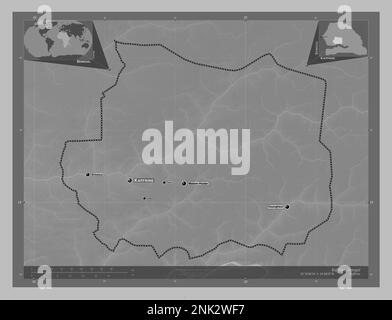 Kaffrine, région du Sénégal. Carte d'altitude en niveaux de gris avec lacs et rivières. Lieux et noms des principales villes de la région. Emplacement auxiliaire d'angle Banque D'Images