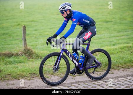 Autrichien Michael Gogl d'Alpecin-Deceuninck photographié en action lors de la reconnaissance de la piste de la course cycliste d'une journée de ce week-end Omloop Het Nieuwsblad, jeudi 23 février 2023. BELGA PHOTO JASPER JACOBS Banque D'Images