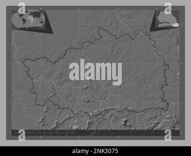 Kedougou, région du Sénégal. Carte d'altitude à deux niveaux avec lacs et rivières. Lieux des principales villes de la région. Cartes d'emplacement auxiliaire d'angle Banque D'Images