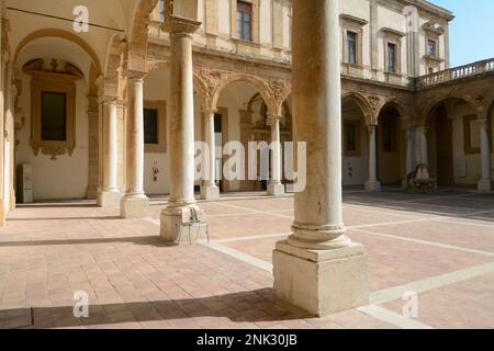 Le collège jésuite de Mazara avec le cloître et l'église de Sant'Ignazio est un complexe important situé sur la Piazza Plebiscito dans le CEN historique Banque D'Images