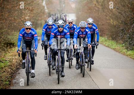 Pilotes d'Alpecin-Deceuninck photographiés en action lors de la reconnaissance de la piste de la course cycliste d'une journée de ce week-end Omloop Het Nieuwsblad, jeudi 23 février 2023. BELGA PHOTO JASPER JACOBS Banque D'Images