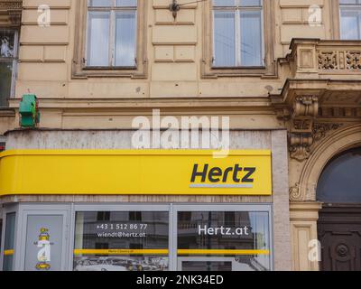 Munich, Allemagne - 5 août 2022 : location de voitures Hertz. Filiale de Hertz Global Holdings Inc., est une société américaine de location de voitures basée à Estero, Flor Banque D'Images