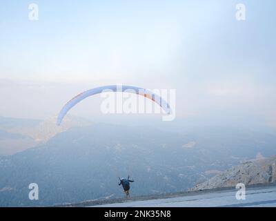 Fethiye, Turquie - octobre 23 2022 : parapente au point de départ. Parachute ou festival de parapente. A eu lieu à Babadag, le célèbre site de parapente cen Banque D'Images