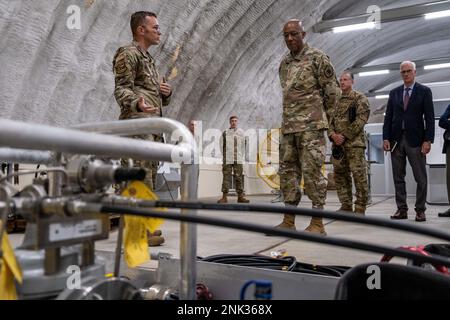 ÉTATS-UNIS Le Sgt Jason Yunker, maître de la Force aérienne, à gauche, 18th Logistics Readiness Squadron, alimente le chef de la section de la qualité et de la conformité, explique son invention de réservoir d'étincelle aux États-Unis Le chef d'état-major de la Force aérienne, le général CQ Brown, Jr., à droite, lors de sa visite à la base aérienne de Kadena, au Japon, le 11 août 2022. Le projet de Yunker, qui a remporté la première place dans le Pacific Air Force Spark Tank 2022, a réaffecté des pièces d'équipement inutilisées pour créer un injecteur additif qui convertit le carburant commercial en carburant de qualité militaire acceptable pour les avions. Banque D'Images