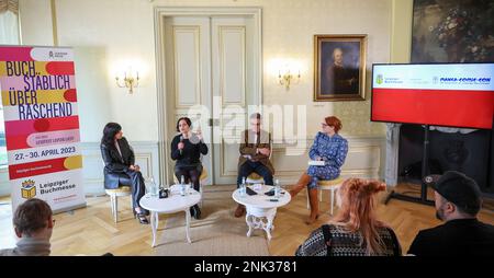 Leipzig, Allemagne. 23rd févr. 2023. Seyda Kurt (l-r), auteur et journaliste, Katja Gasser, directrice artistique de l'apparition du pays invité de l'Autriche, Oliver Zille, directeur de la Foire du livre de Leipzig, et Katrin Schumacher, modérateur, sont présents dans la conférence de presse du programme de la Foire du livre de Leipzig. Les points forts du programme et les points focaux du salon du livre de Leipzig, de Manga-Comic-con et du festival de lecture « Leipzig plus » ont été présentés. Credit: Jan Woitas/dpa/Alay Live News Banque D'Images