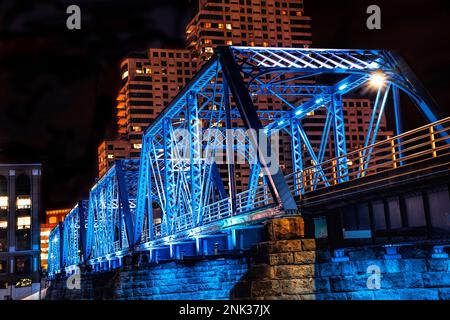 Le Blue Walking Bridge au-dessus de la rivière Grand la nuit à Grand Rapids, Michigan. Banque D'Images