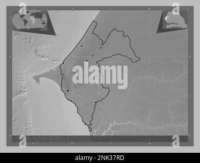 Thies, région du Sénégal. Carte d'altitude en niveaux de gris avec lacs et rivières. Lieux des principales villes de la région. Cartes d'emplacement auxiliaire d'angle Banque D'Images