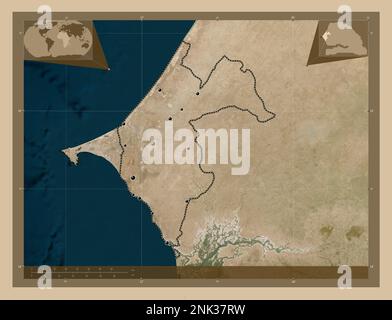 Thies, région du Sénégal. Carte satellite basse résolution. Lieux des principales villes de la région. Cartes d'emplacement auxiliaire d'angle Banque D'Images