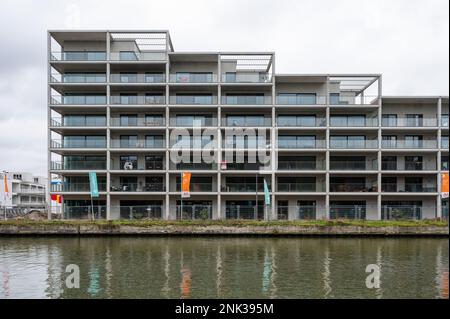 Vilvoorde, région du Brabant flamand - Belgique - 19 2023 février - des appartements contemporains se reflétant dans l'eau du canal de la mer Banque D'Images