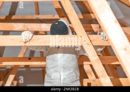 travaux sur le grenier de la maison, isolé avec de la laine de verre Banque D'Images