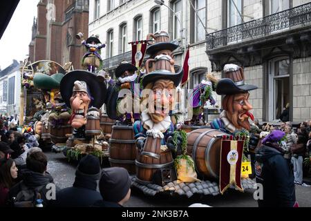 AALST, BELGIQUE, 19 FÉVRIER 2023 : le Carnaval humoristique flotte dans le défilé annuel de rue Mardi gras d'Aalst. Le Carnaval annuel d'Aalsts est l'un des plus grands M Banque D'Images