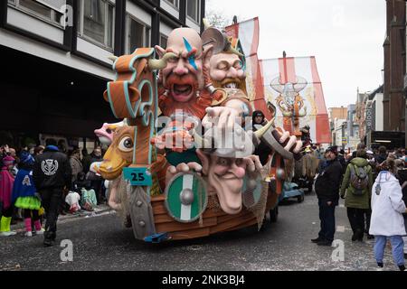 AALST, BELGIQUE, 19 FÉVRIER 2023 : le carnaval sur le thème des Vikings flotte dans le défilé annuel de rue Mardi gras d'Aalst. Le défilé annuel du Carnaval attire autour Banque D'Images