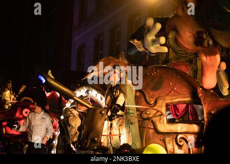 AALST, BELGIQUE, 19 FÉVRIER 2023 : participant au Carnaval illuminé lors des célébrations de l'Aalst Mardi gras. Le défilé annuel du Carnaval attire Banque D'Images