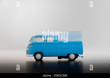 voiture de camping dans station essence miniature Banque D'Images