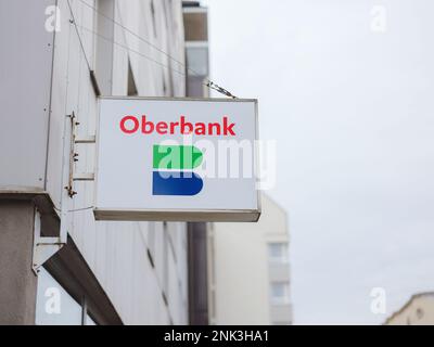 Linz, Autriche - 6 août 2022 : façade avec logo d'Oberbank AG est une banque régionale basée à Linz et détenue par 3-Banken-Gruppe. Banque D'Images