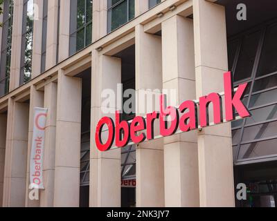 Vienne, Autriche - 7 août 2022 : façade avec logo de Oberbank AG est une banque régionale basée à Linz et détenue par 3-Banken-Gruppe. Banque D'Images