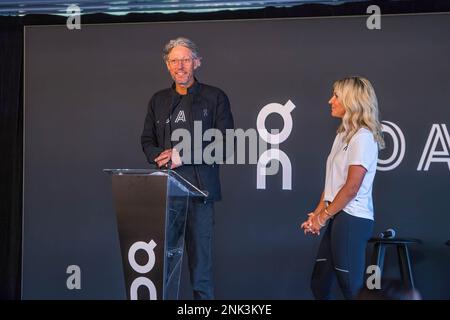 Melbourne, Australie. 22nd févr. 2023. Olivier Bernhard, cofondateur de On et ancien athlète professionnel, prend la parole lors du lancement du programme OAC Océanie. Craig Mottram, l'un des plus grands coureurs de longue et moyenne distance d'Australie, a annoncé aujourd'hui le lancement de la division Océanie, avec le lancement de cinq nouveaux athlètes sélectionnés dans le cadre d'un programme international d'athlètes, le On Athletics Club (OAC). Crédit : SOPA Images Limited/Alamy Live News Banque D'Images