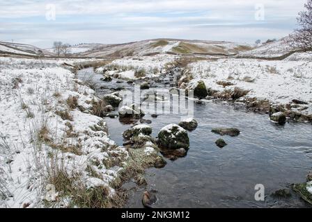 La neige tombée est une scène enchanteresse et pittoresque à long Preston, dans les Dales du Yorkshire du Sud, où Bookil Gill beck rejoint long Preston beck Banque D'Images