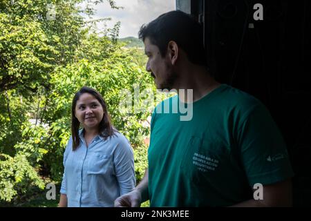 El Tunco, la Libertad, El Salvador - 7 novembre 2022: Une jeune salvadorienne et un homme se regardent dans les yeux par une entrée du bâtiment Banque D'Images