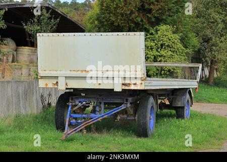 La remorque blanche pour balles de foin se trouve sur une route de terre Banque D'Images