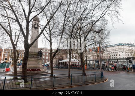 Londres, Royaume-Uni. 22nd février 2023. Des arbres sont photographiés dans et autour des jardins d'Euston Square. Plusieurs autres arbres dans les jardins Euston Square sont actuellement abattus pour le projet de train à grande vitesse de HS2. Le 27 janvier, le chancelier de l'Échiquier Jeremy Hunt a informé Euston que le projet de train à grande vitesse devrait atteindre Euston comme prévu à l'origine, suite à des rapports de presse prétendant que la ligne pourrait se terminer à Old Oak Common. Crédit : Mark Kerrison/Alamy Live News Banque D'Images