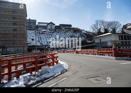 12 février 2023, Yamanochi, Préfecture de Nagano, Japon: Shibu Onsen æ¸©æ¸©æ³‰ï¼ˆã—öãšã‚“ã‚“Ã‰” est une station thermale avec plus de 300 ans d'histoire. La région est connue pour ses eaux thérapeutiques et ses paysages pittoresques. Les visiteurs peuvent profiter de divers bains publics et privés, ainsi que de la randonnée dans les montagnes environnantes... Jigokudani, Ou « Hell's Valley », une vallée de source chaude volcanique active dans les Alpes japonaises connue pour accueillir Snow Monkey Park, qui abrite les célèbres Nagano Snow Monkeys qui restent au chaud par les sources chaudes volcaniques lors d'une journée d'hiver à une température inférieure à la température froide. ( Banque D'Images