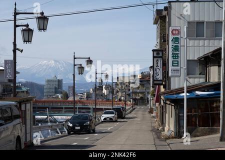 12 février 2023, Yamanochi, Préfecture de Nagano, Japon: Shibu Onsen æ¸©æ¸©æ³‰ï¼ˆã—öãšã‚“ã‚“Ã‰” est une station thermale avec plus de 300 ans d'histoire. La région est connue pour ses eaux thérapeutiques et ses paysages pittoresques. Les visiteurs peuvent profiter de divers bains publics et privés, ainsi que de la randonnée dans les montagnes environnantes... Jigokudani, Ou « Hell's Valley », une vallée de source chaude volcanique active dans les Alpes japonaises connue pour accueillir Snow Monkey Park, qui abrite les célèbres Nagano Snow Monkeys qui restent au chaud par les sources chaudes volcaniques lors d'une journée d'hiver à une température inférieure à la température froide. ( Banque D'Images