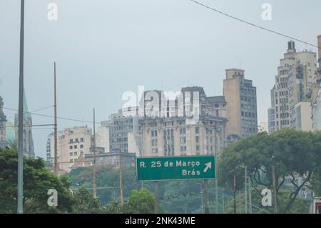 Saõ paulo-sp,brasil-février 22,2023 signe signalant la rue 25 mars avec antidos predios en arrière-plan. Banque D'Images